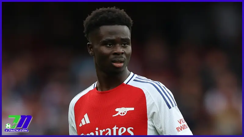 Tiền đạo ảo là gì? Tìm hiểu vai trò và những cái tên làm nên lịch sử 4 Tiền đạo ảo là gì? Bukayo Saka là một trong những cầu thủ chơi ở vị trí tiền đạo ảo xuất sắc