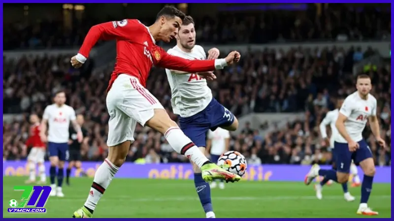 Tiền đạo ảo là gì? Tìm hiểu vai trò và những cái tên làm nên lịch sử 2 Vai trò của tiền đạo ảo là gì trong bóng đá?