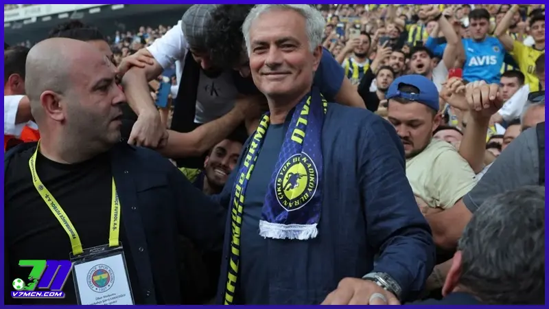 Fenerbahçe: Lịch sử hào hùng và phong cách chơi đậm chất chiến đấu 3 Dưới sự dẫn dắt của Mourinho, Fenerbahçe được kỳ vọng sẽ bước vào một kỷ nguyên mới